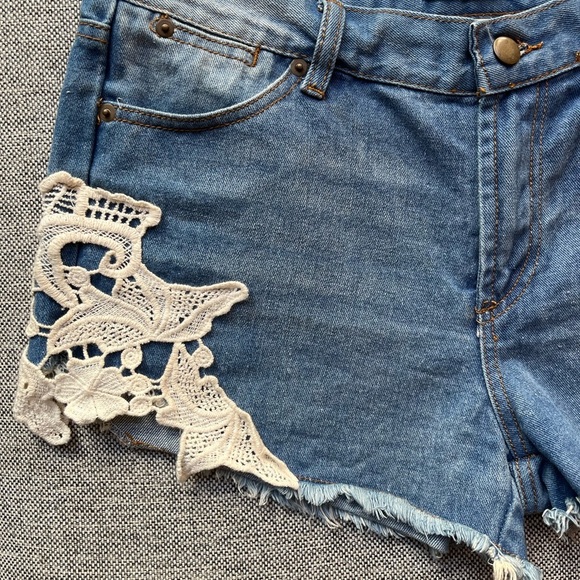 🩵 Vintage High Wasted Denim Shorts with Lace detailing , Size Large - Picture 4 of 17